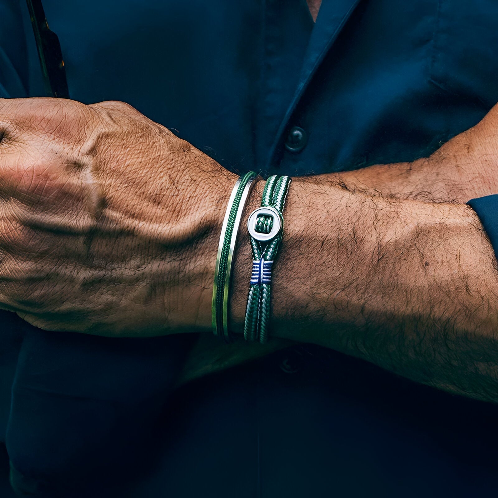 Bracelet jonc en acier inoxydable argenté avec corde noire intégrée et plaque personnalisée vallée.