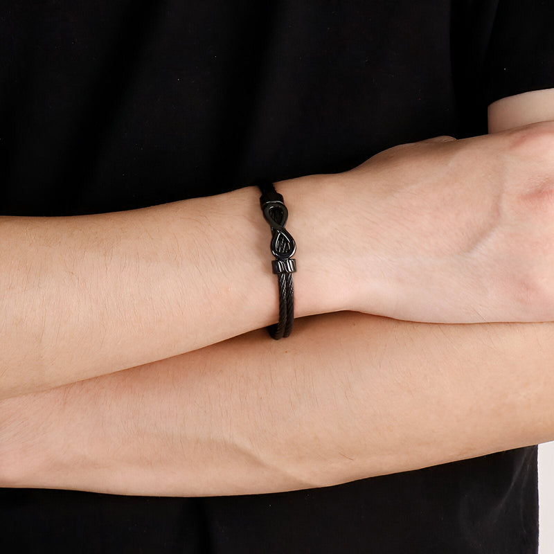 Bracelet jonc noir en acier inoxydable avec motif infini élégant pour homme.