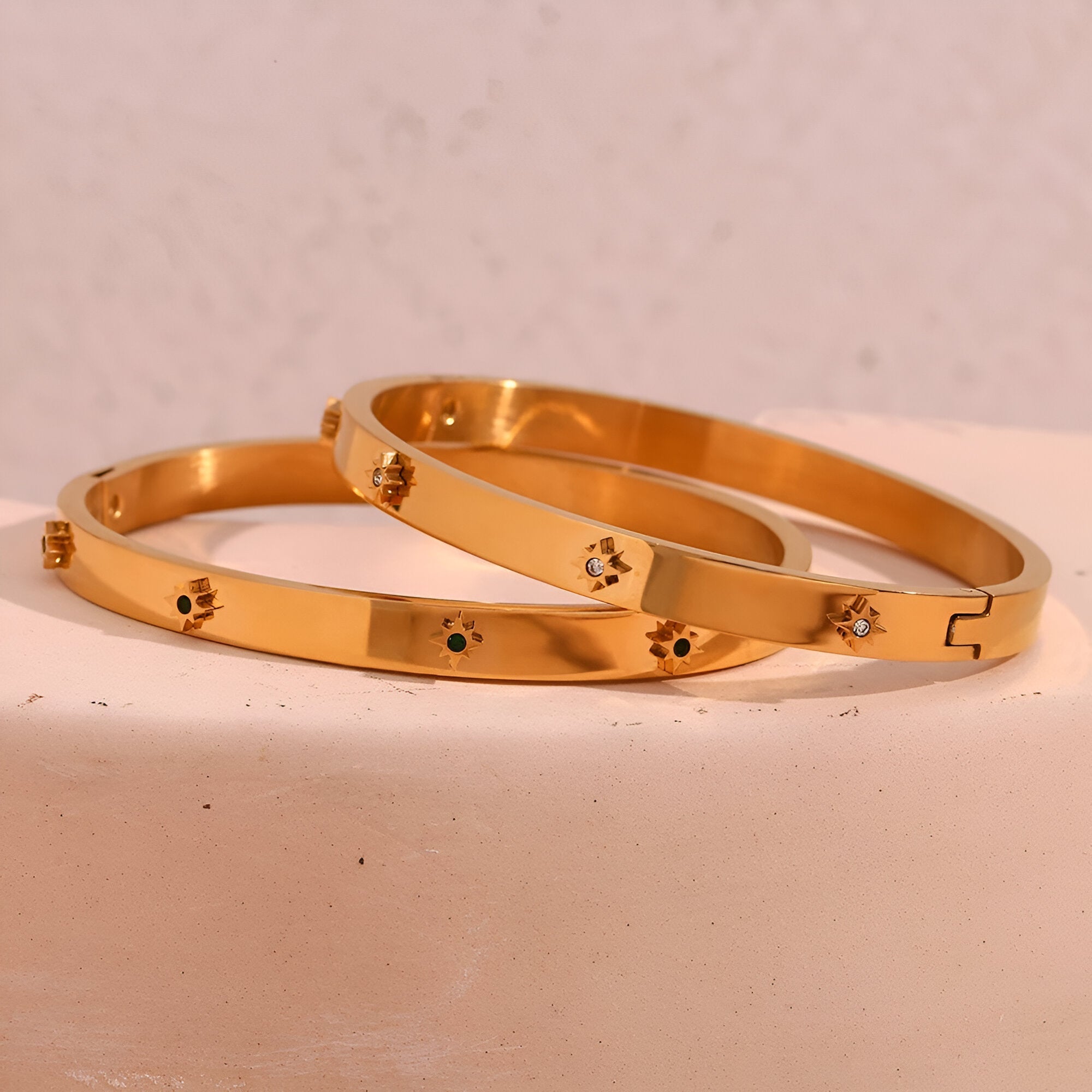 Bracelet jonc en acier inoxydable plaqué or 18 carats, à étoiles, modèle Katerina - La Boutique du Bracelet