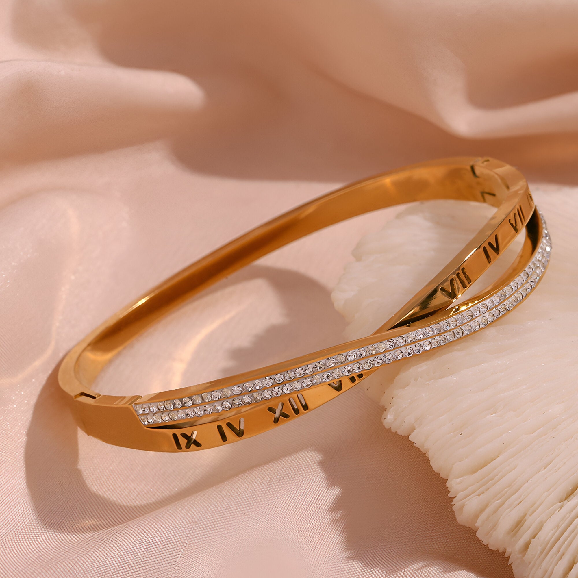 Bracelet jonc doré 18 carats avec chiffres romains et double rangée de petits diamants éclatants.