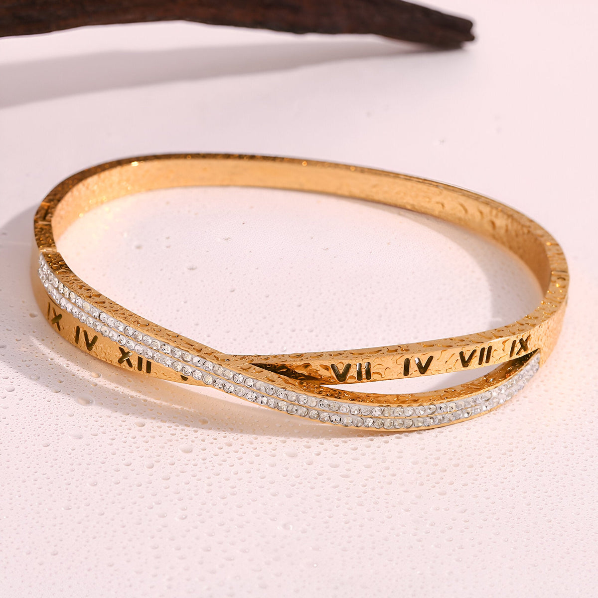 Bracelet jonc plaqué or 18 carats avec inscription chiffres romains et ornement en strass éclatants.