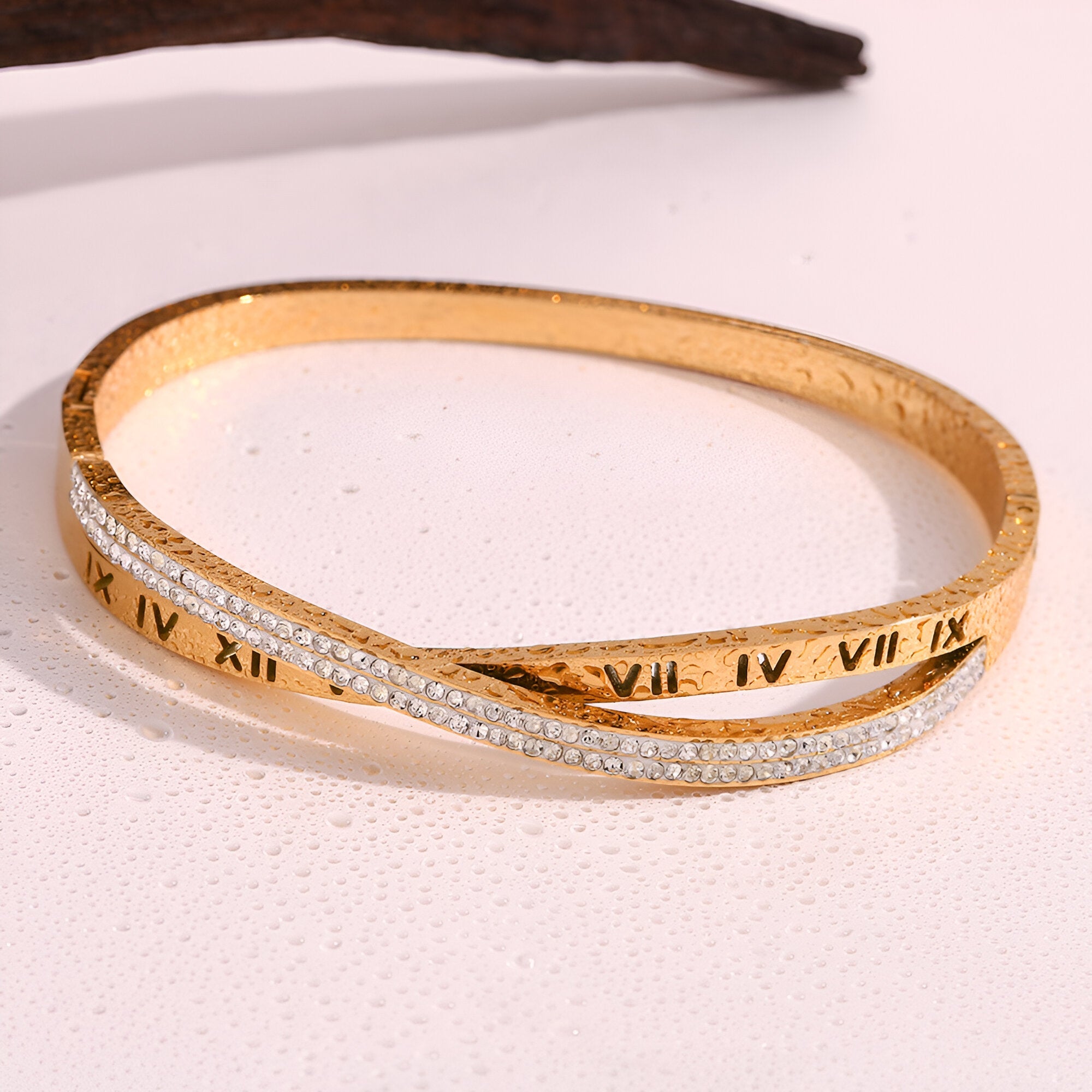 Bracelet jonc plaqué or 18 carats avec inscription chiffres romains et ornement en strass éclatants.