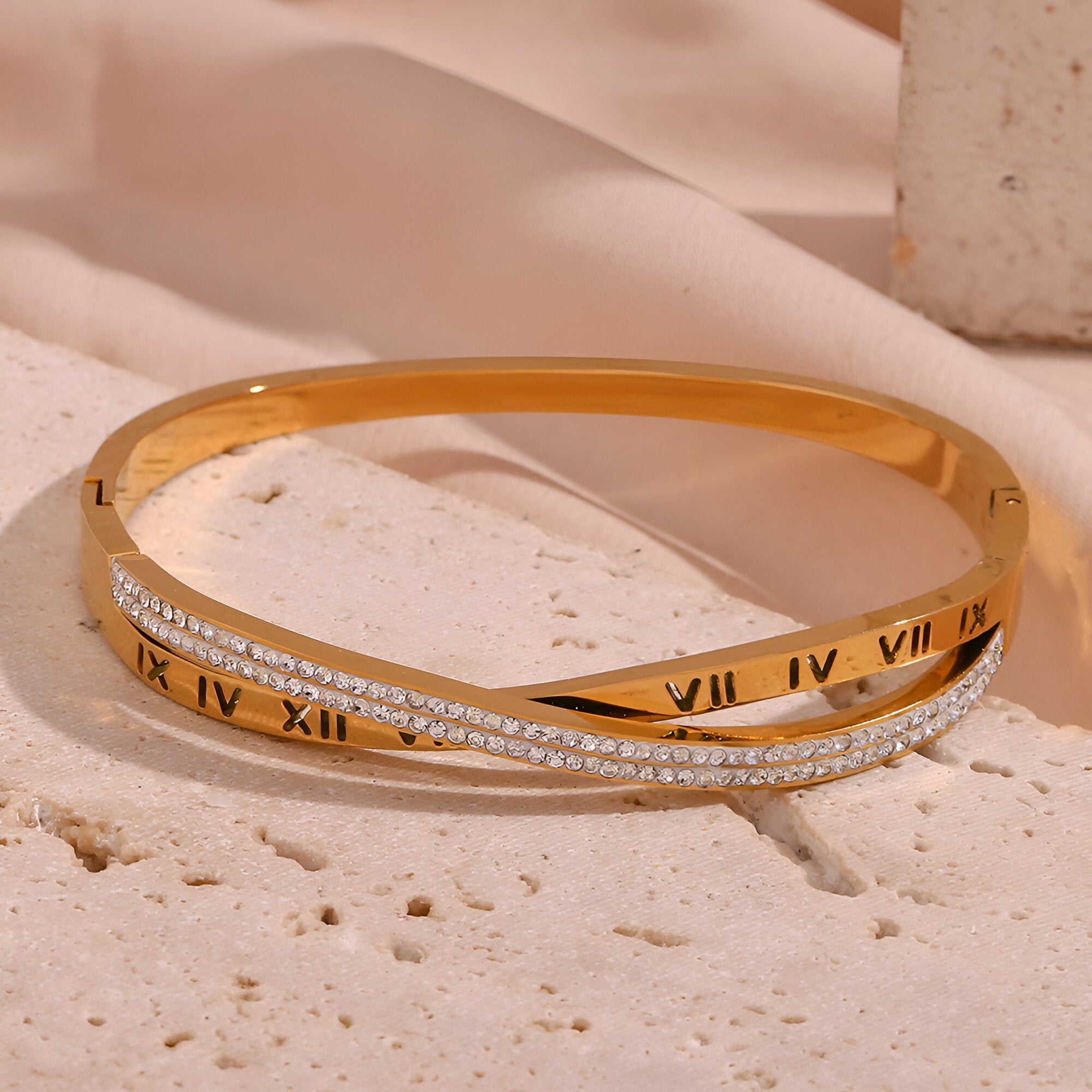 Bracelet jonc plaqué or 18 carats avec chiffres romains gravés et rangée de petits cristaux brillants.