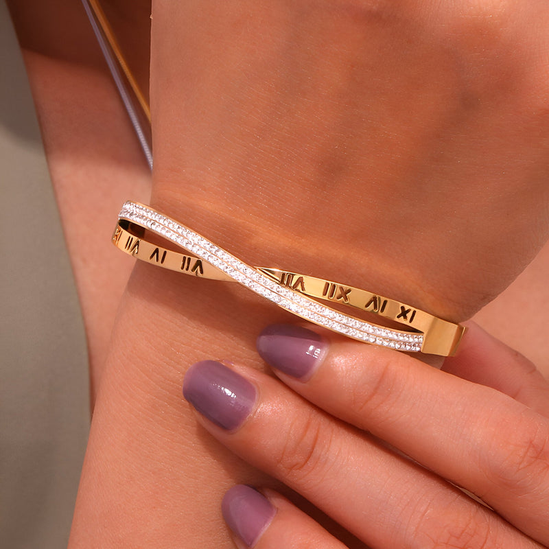 Brazalete rígido de acero inoxidable chapado en oro de 18 quilates, inscripción en números romanos, modelo Hortensia