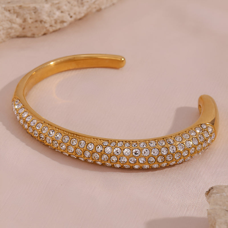 Bracelet jonc en acier plaqué or 18 carats avec rangées de zircons blancs brillants.