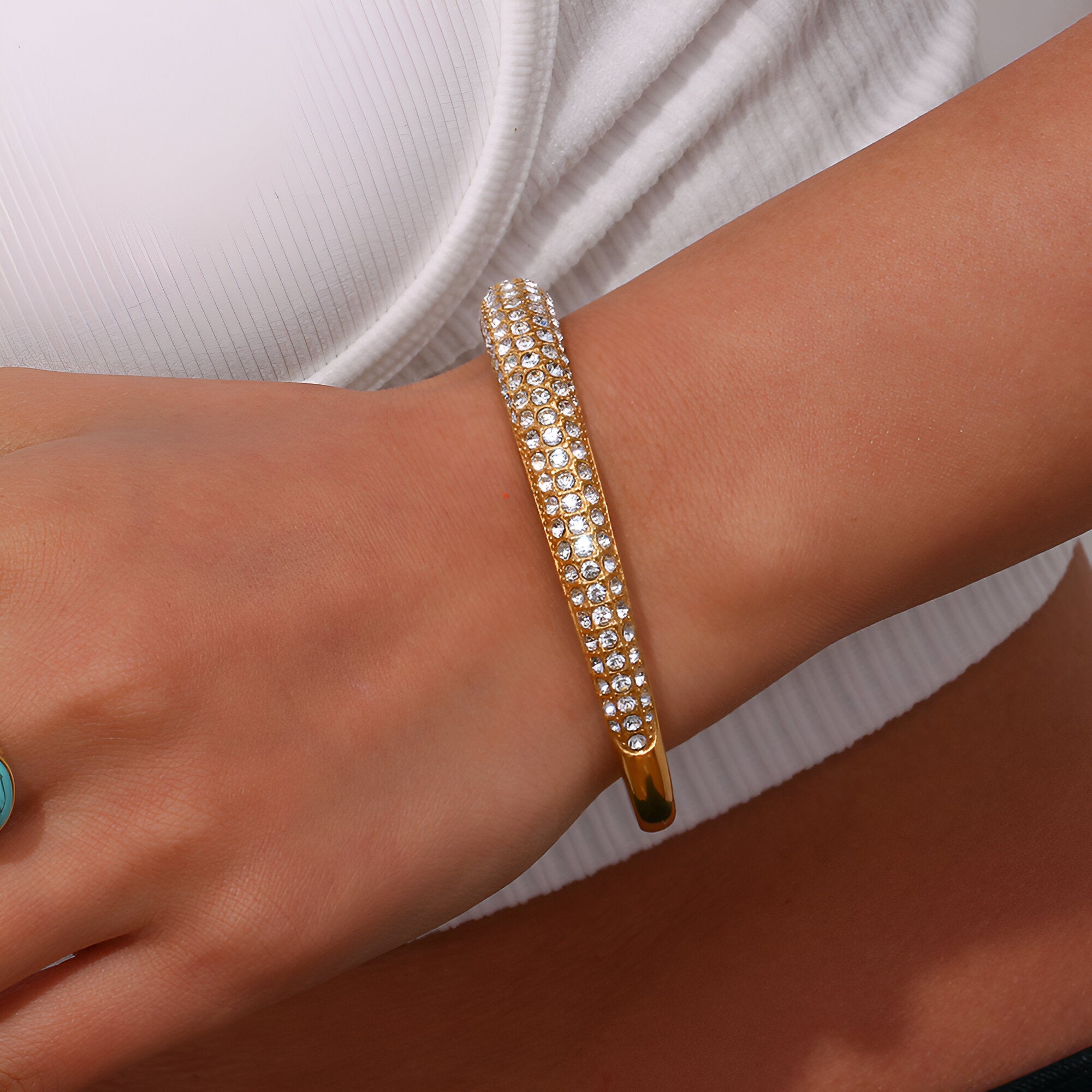 Bracelet jonc fin plaqué or 18 carats avec rangées de zircons brillants pour femme.