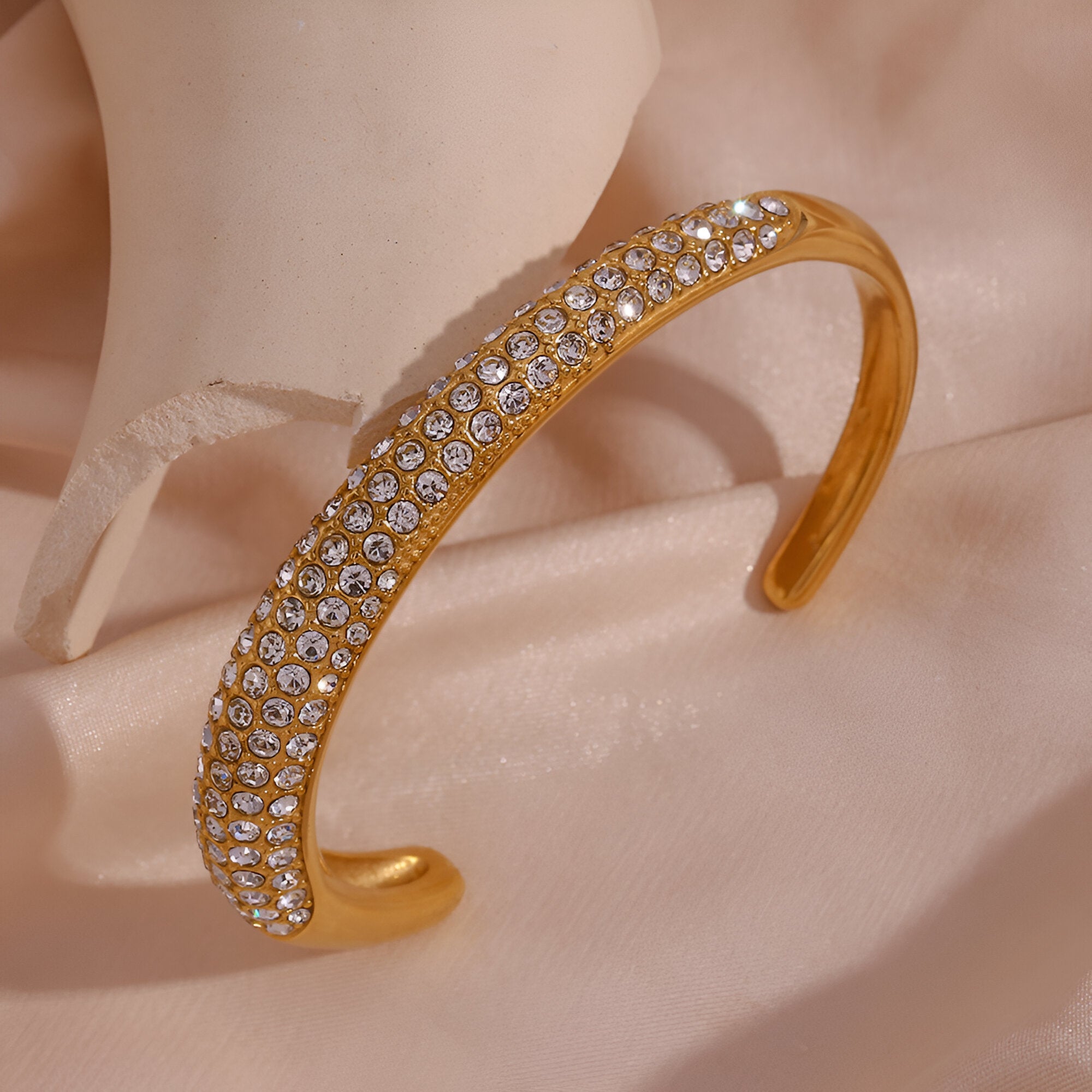 Bracelet jonc or 18 carats serti de zircons brillants, finition lisse et élégante.