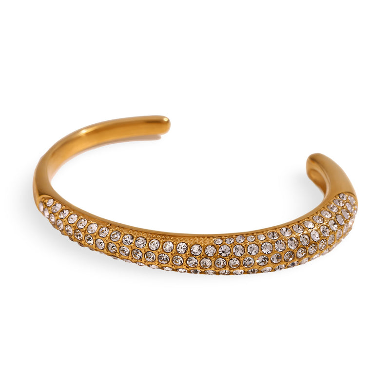 Bracelet jonc ouvert plaqué or 18 carats, orné de trois rangées de zircons scintillants.