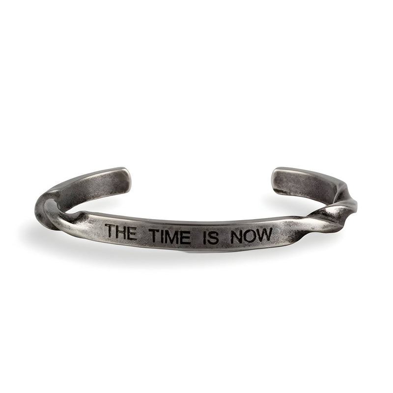Bracelet jonc en acier inoxydable argenté avec gravure "THE TIME IS NOW" pour homme.