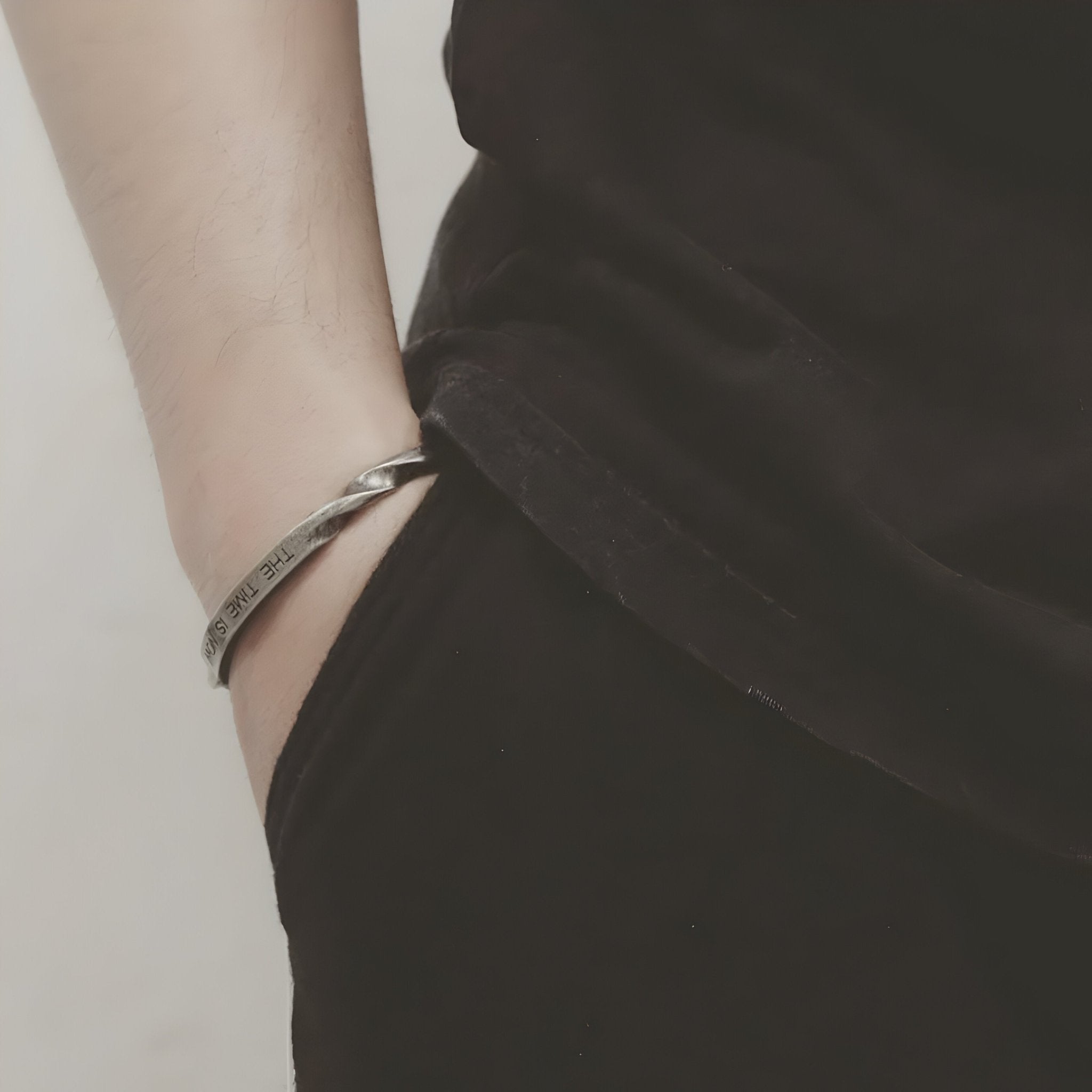Bracelet jonc en acier inoxydable argenté lisse et brillant pour homme, modèle Gani.