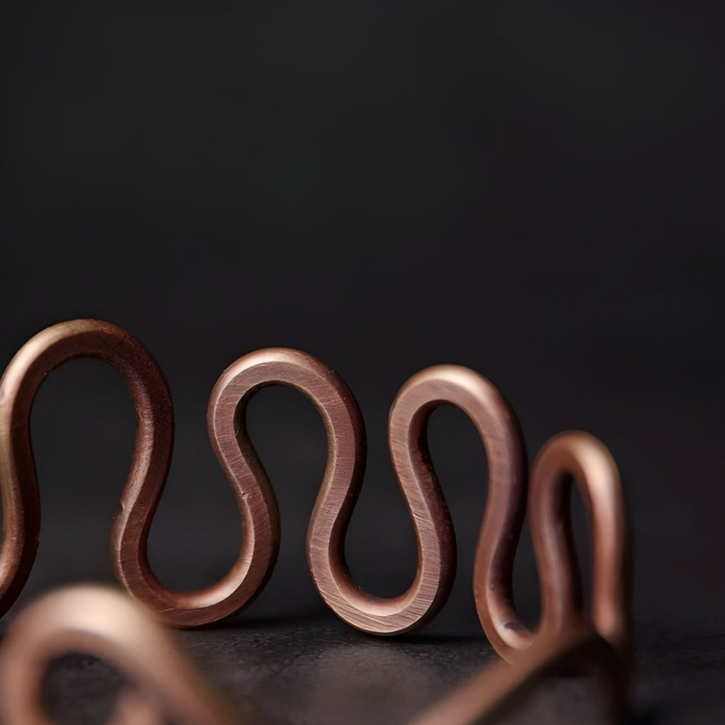 Bracelet jonc en cuivre marron forme grande vague, design ondulé et minimaliste.