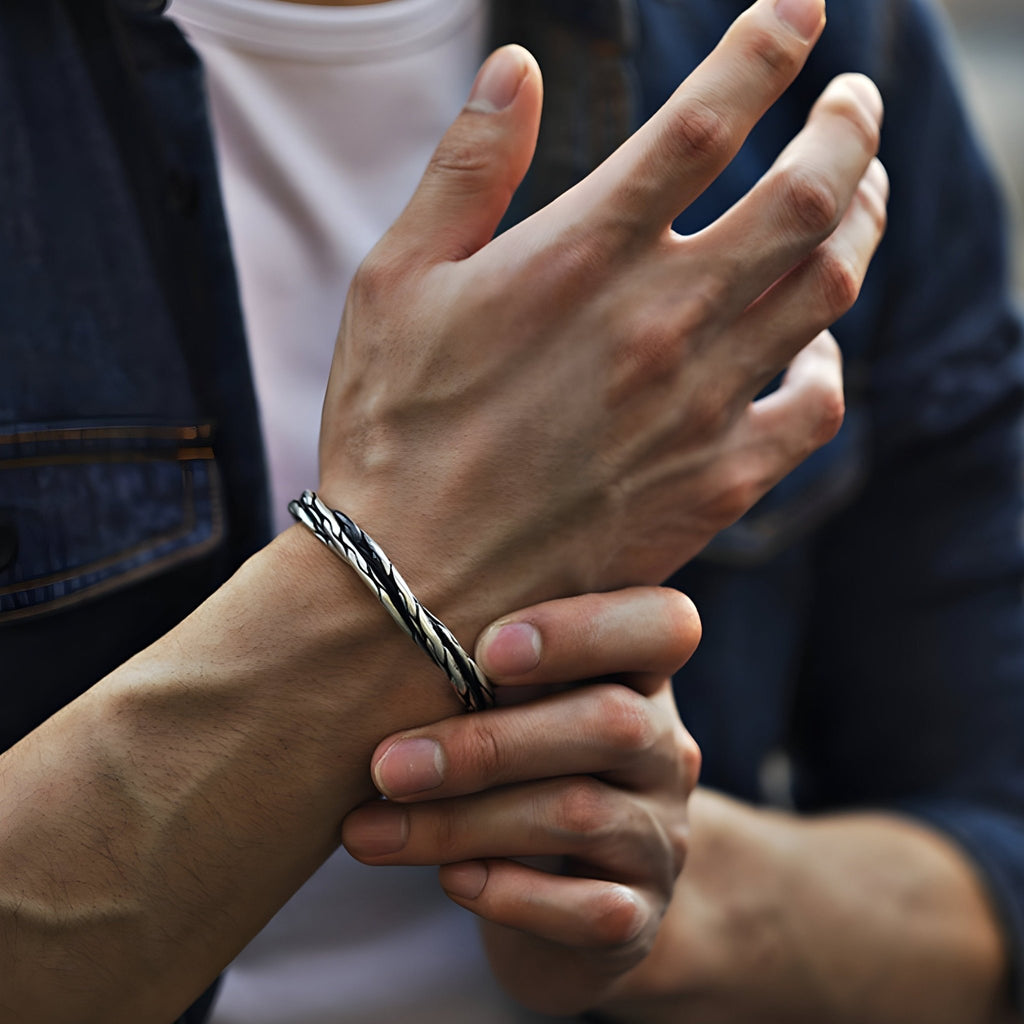 Bracelet jonc homme en cuivre argenté torsadé style robuste et masculin.