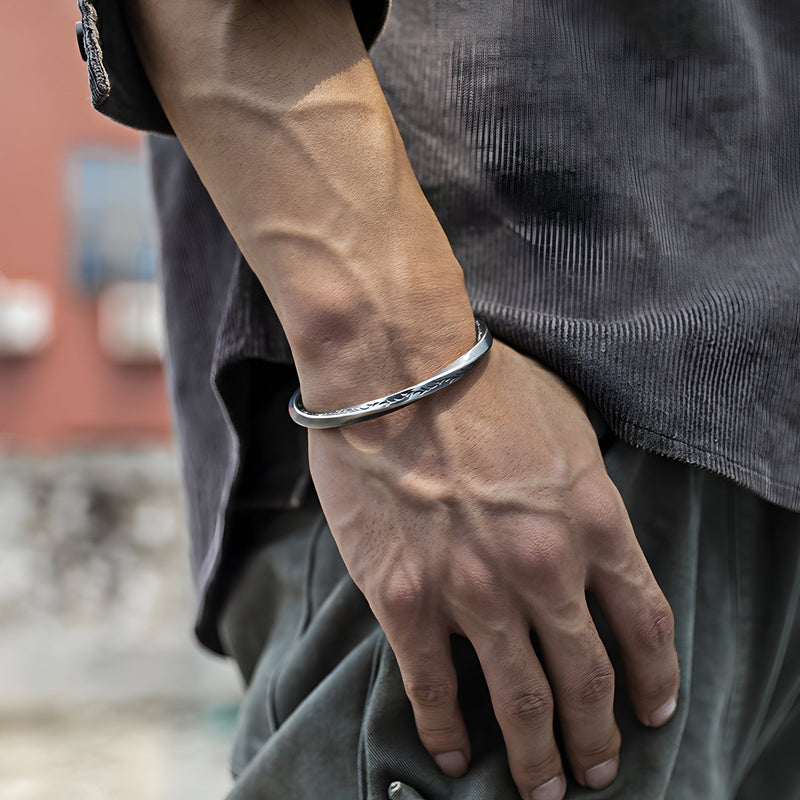 Bracelet jonc fin en cuivre plaqué argent, finition lisse et brillante, style viking homme.