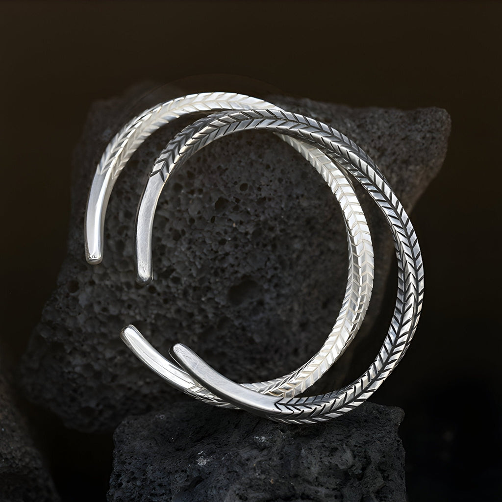 Bracelet jonc argenté en cuivre avec motifs flèche gravés, design ouvert pour homme.
