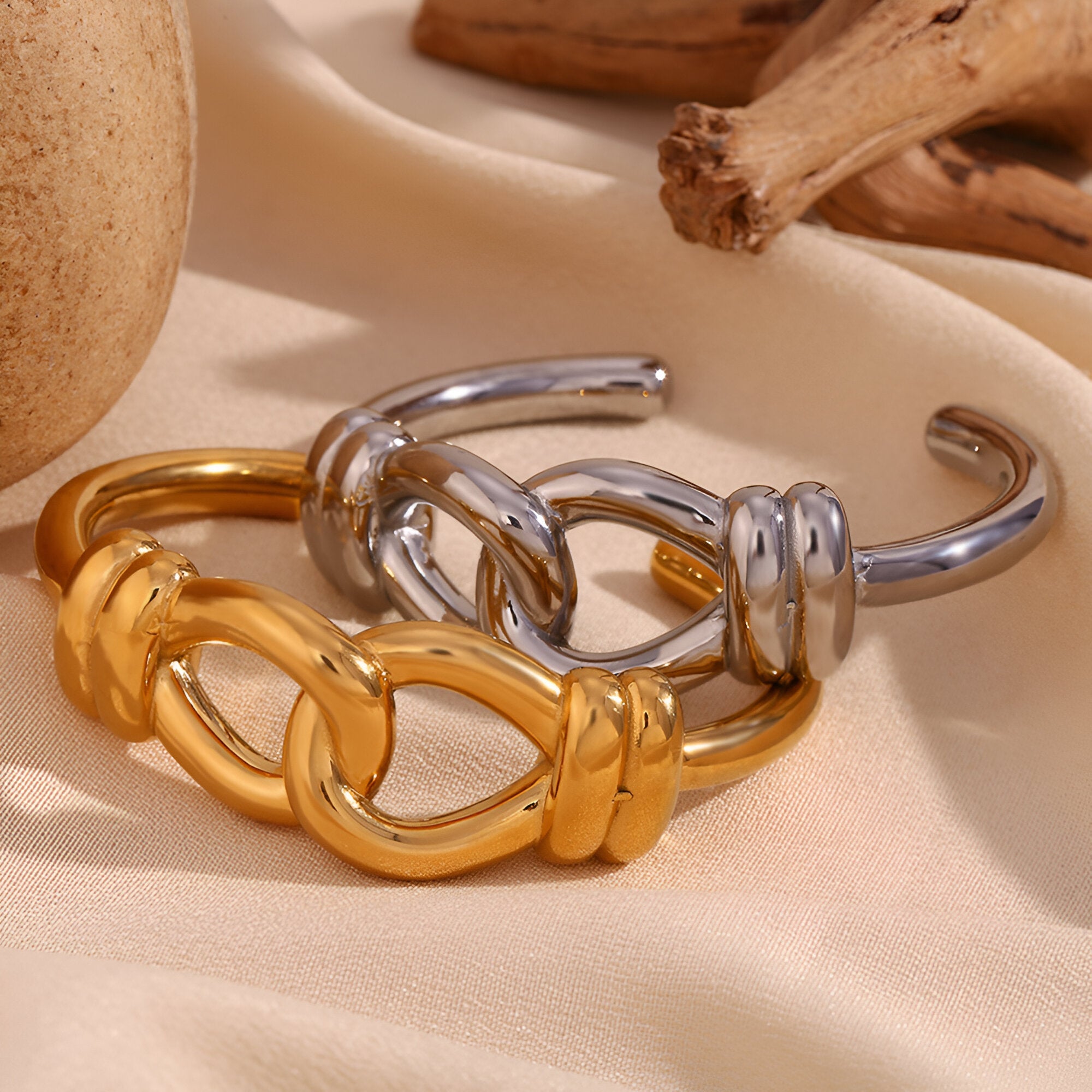 Bracelet jonc en acier inoxydable argenté en noeud d'agui, modèle Cassiopée, finition lisse et brillante.