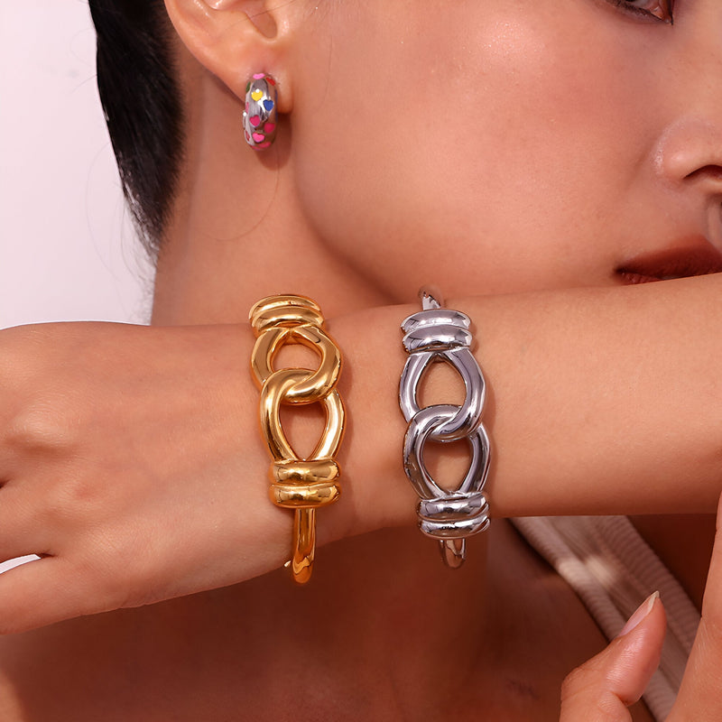 Bracelet jonc en acier inoxydable or avec nœud d'agui et bracelet joncs argentés superposés.