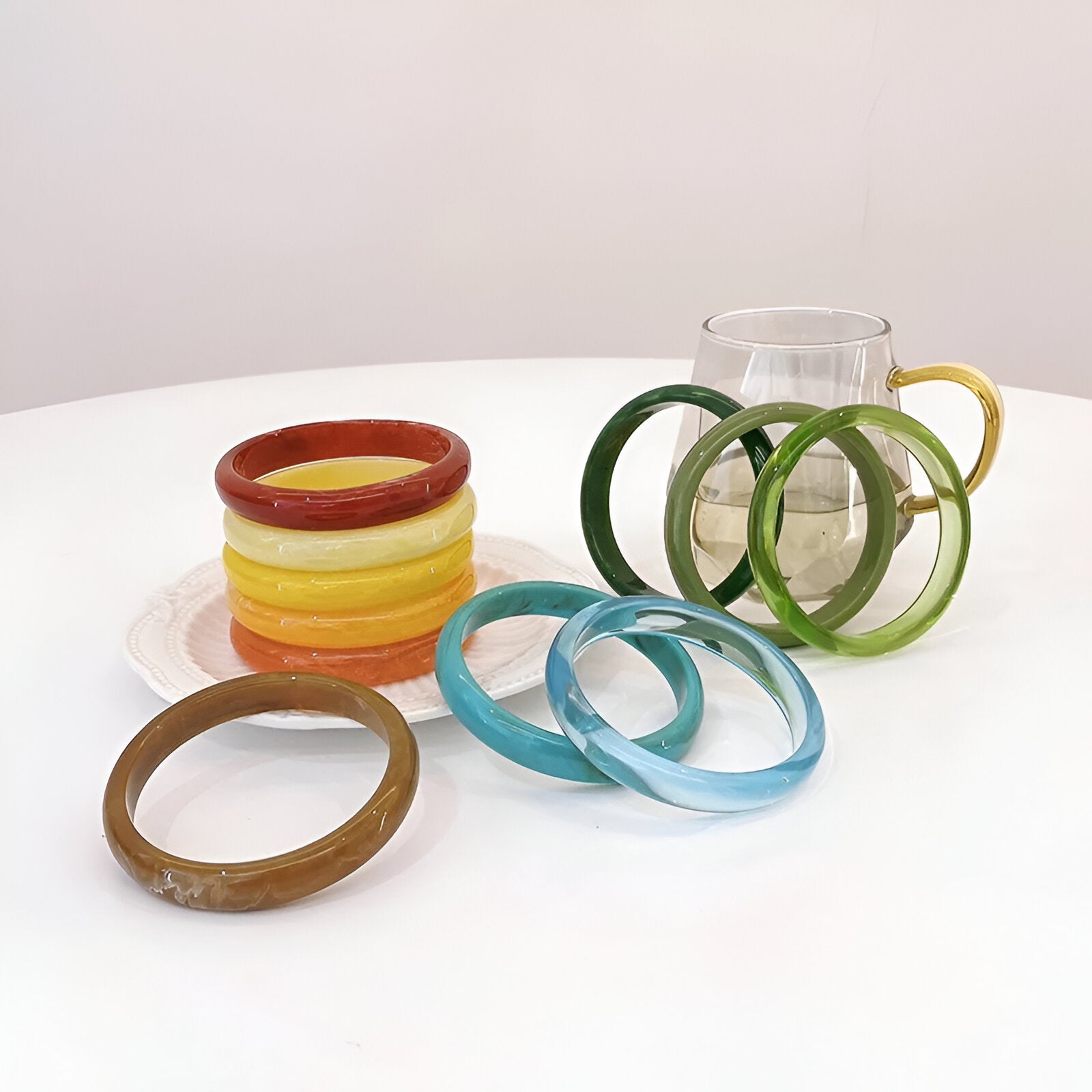 Bracelets joncs en résine colorés, tons verts, bleu, jaune et bordeaux, finition lisse et brillante.