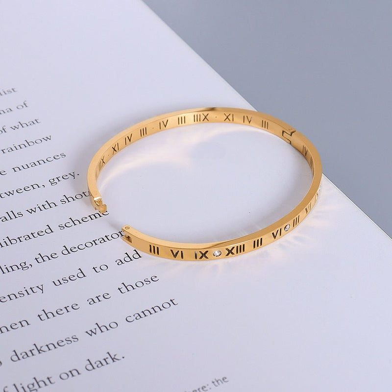 Bracelet jonc or en titane plaqué, chiffres romains gravés et zircon étincelant, modèle Fanny.