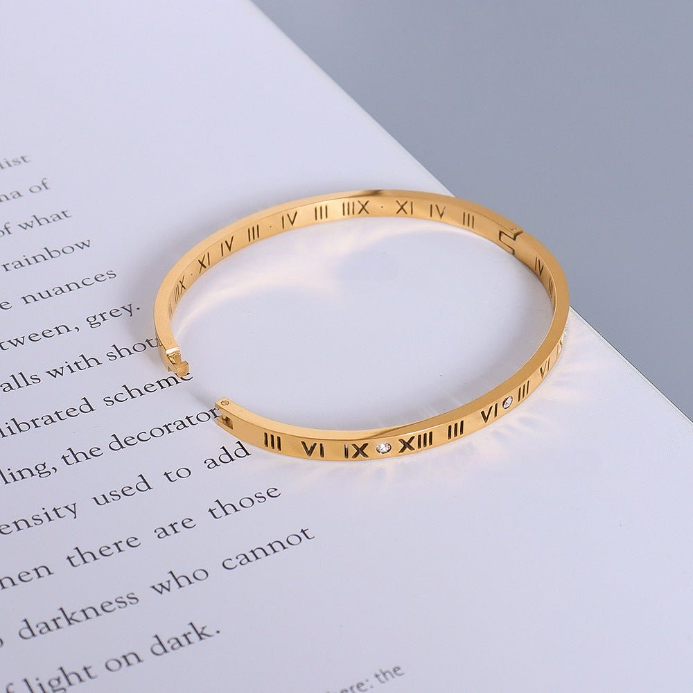 Bracelet jonc or en titane plaqué, chiffres romains gravés et zircon étincelant, modèle Fanny.