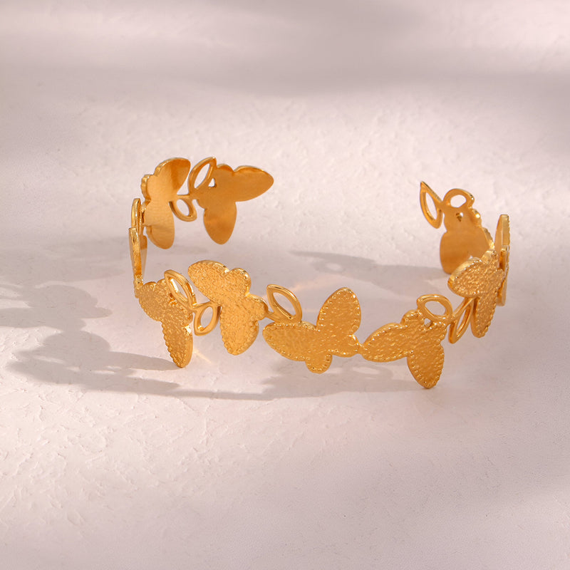 Bracelet jonc doré en acier inoxydable avec design floral ajouré, modèle Calliope.