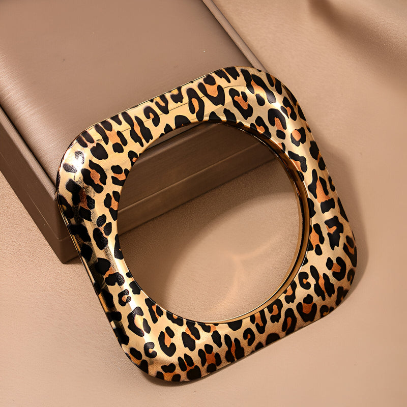 Bracelet jonc carré marron en motif léopard brillant pour femme modèle Malika.
