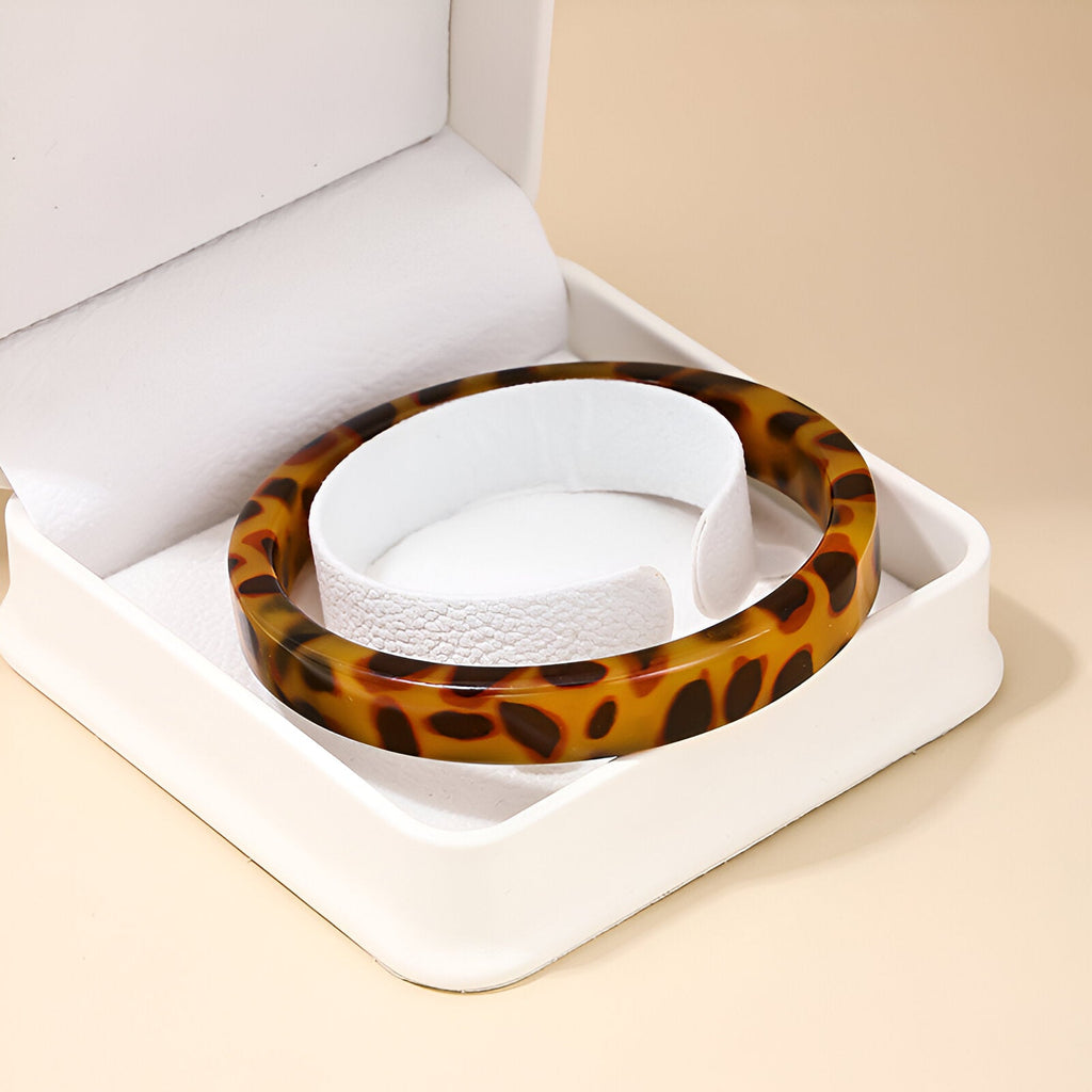 Bracelet jonc marron en acrylique avec motif léopard, style épuré, modèle Leona, femme.