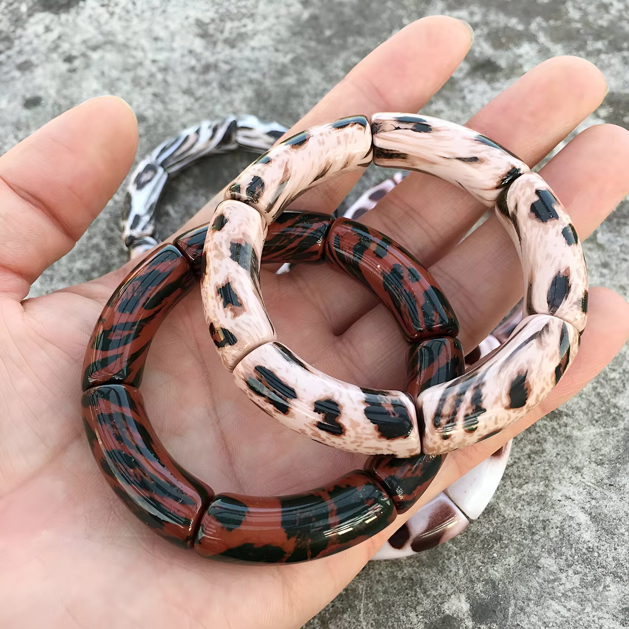 Bracelet jonc en acrylique à motif léopard beige et marron, finition lisse et brillante, style Oleandra.