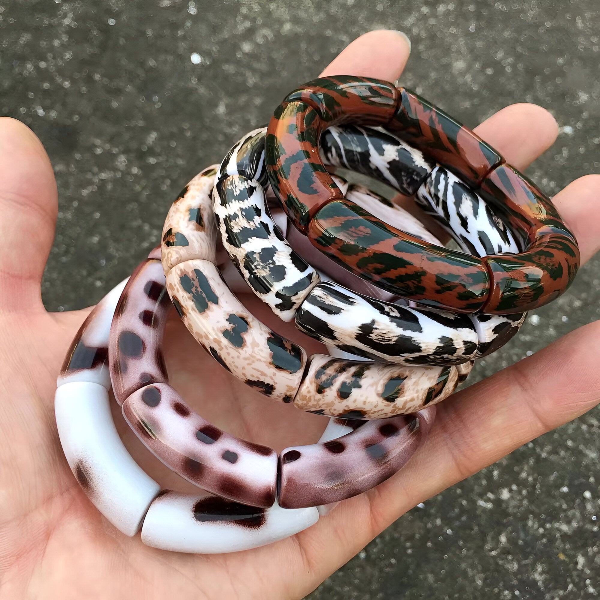 Lot de bracelets joncs en acrylique avec motifs léopard variés, tons marron, beige et blanc.