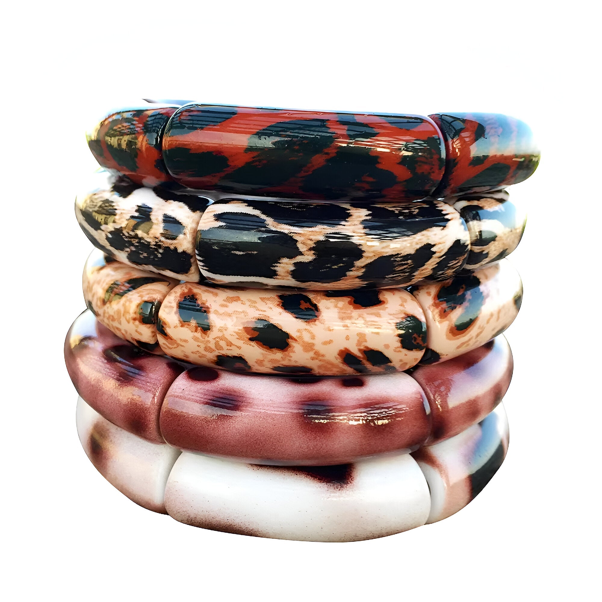 Lot de quatre bracelets jonc en acrylique avec motifs léopard colorés variés, style Oleandra.