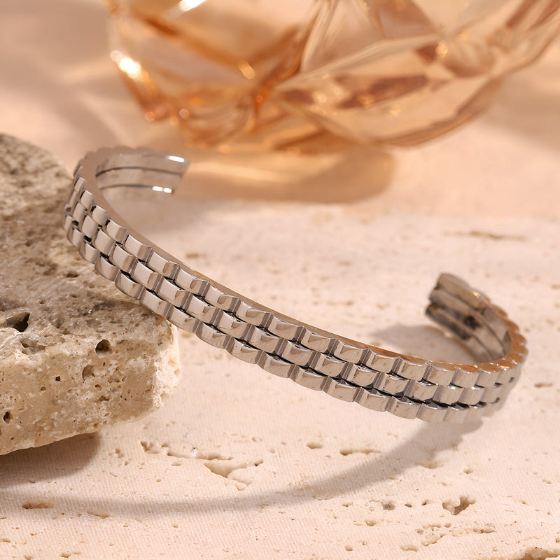 Bracelet jonc en acier inoxydable argenté avec maille gourmette raffinée, modèle Ella.