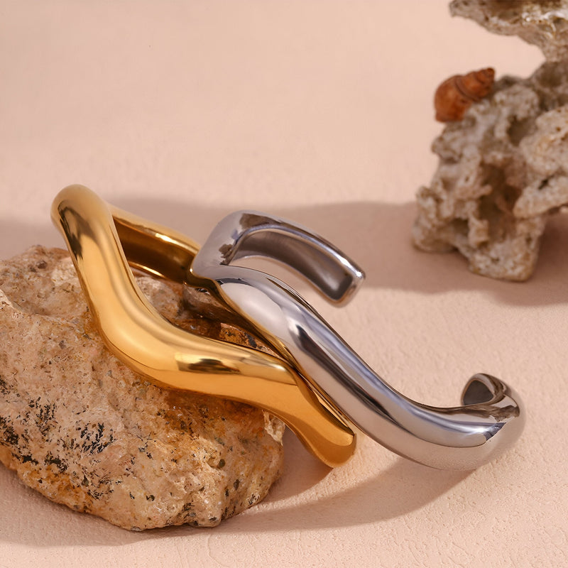 Bracelet jonc ondulé en acier inoxydable, modèle Garan, finition or brillant et argent poli.