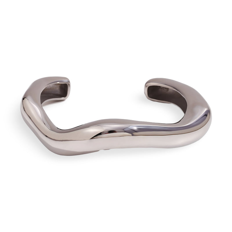Bracelet jonc ondulé en acier inoxydable argenté à finition brillante et forme organique fluide.