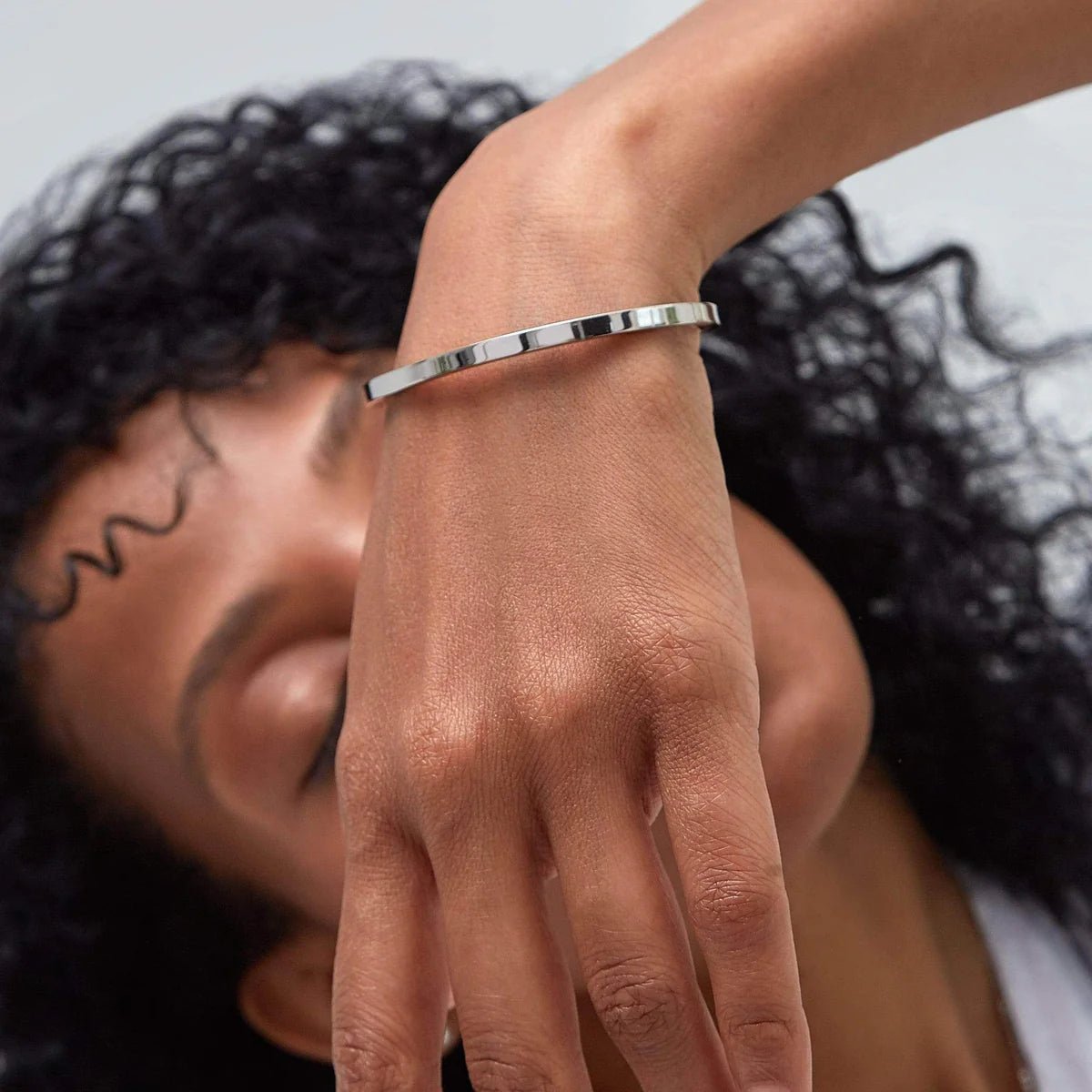 Bracelet jonc fin en acier inoxydable argenté, design lisse et épuré, modèle Vicky.