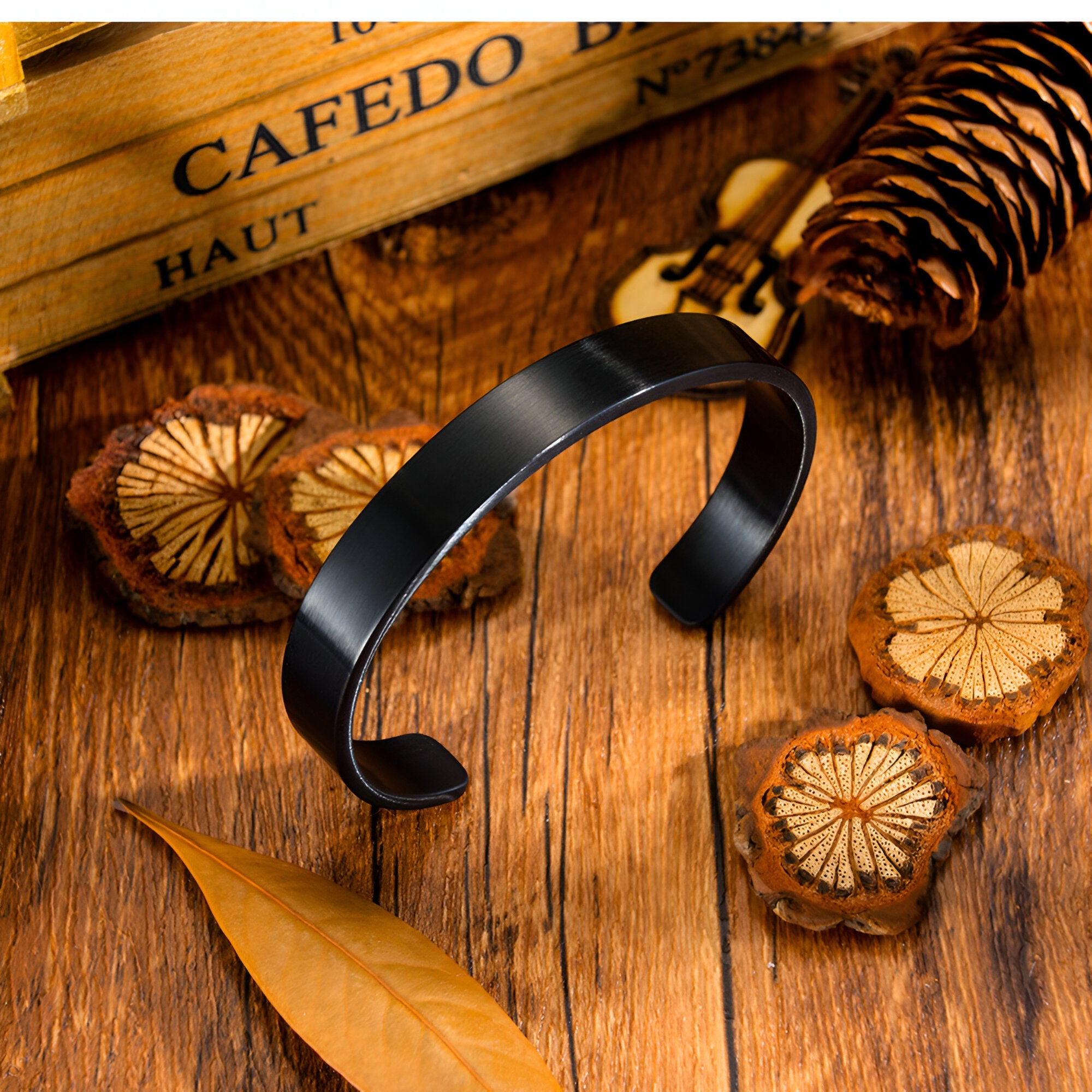 Bracelet jonc en acier inoxydable noir mat pour homme au design épuré et minimaliste.
