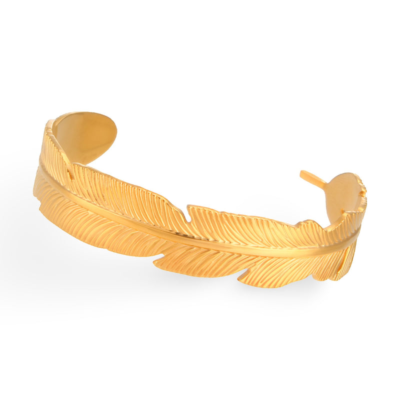 Bracelet jonc doré en acier inoxydable, design plume fine et détaillée, modèle Dulcie.
