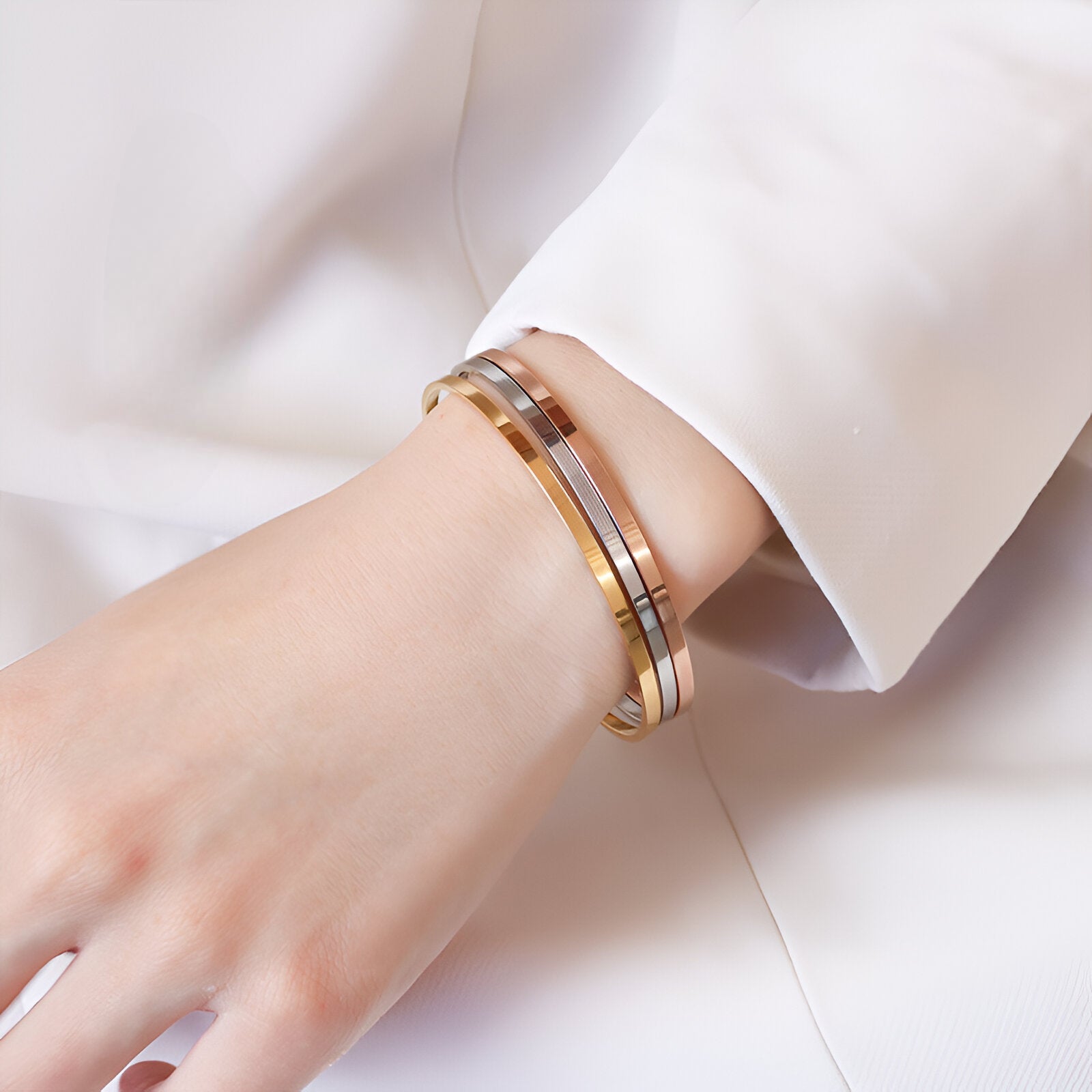 Bracelet jonc fin en titane plaqué or 18 carats, design lisse et brillant, modèle Twila.