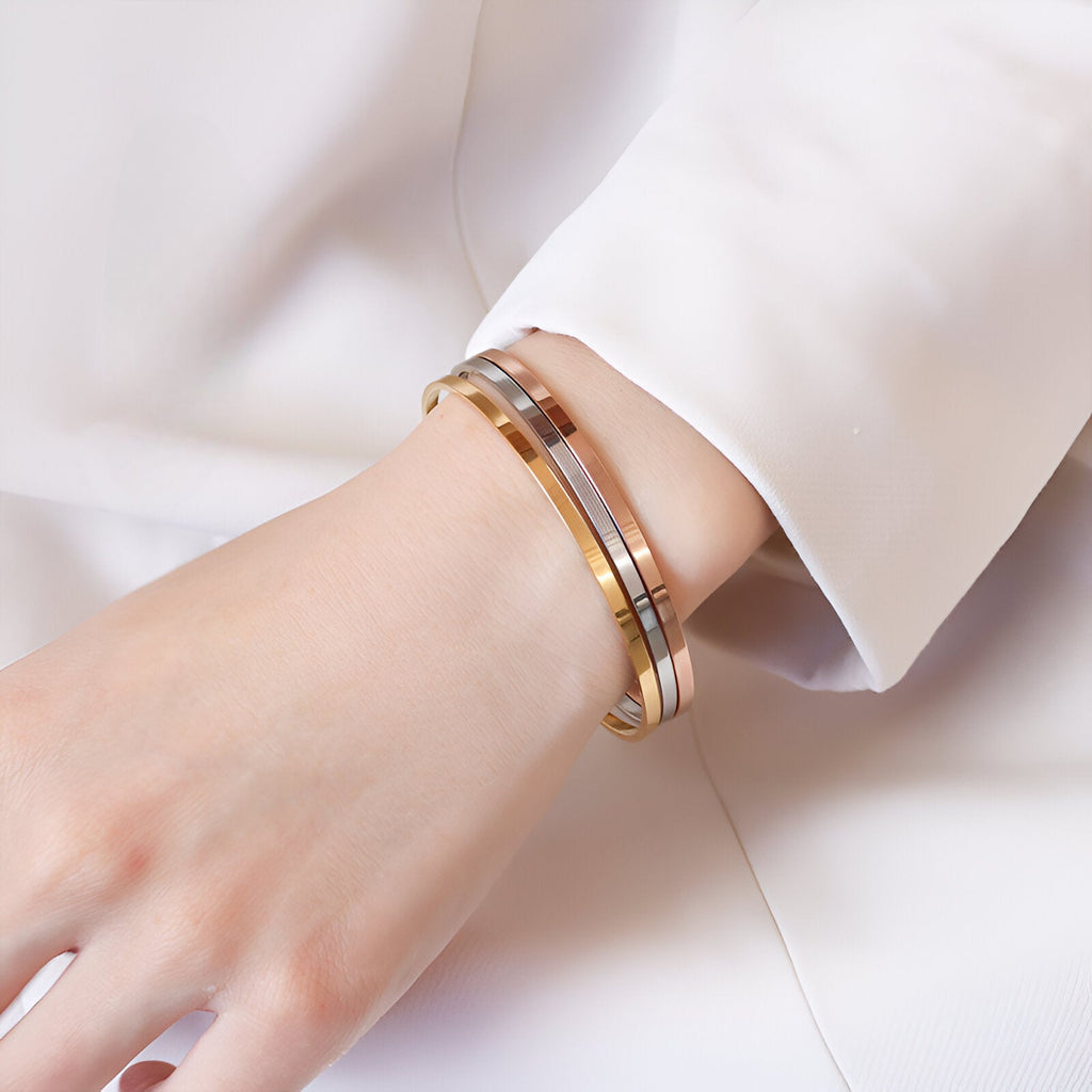 Bracelet jonc fin en titane plaqué or 18 carats, design lisse et brillant, modèle Twila.