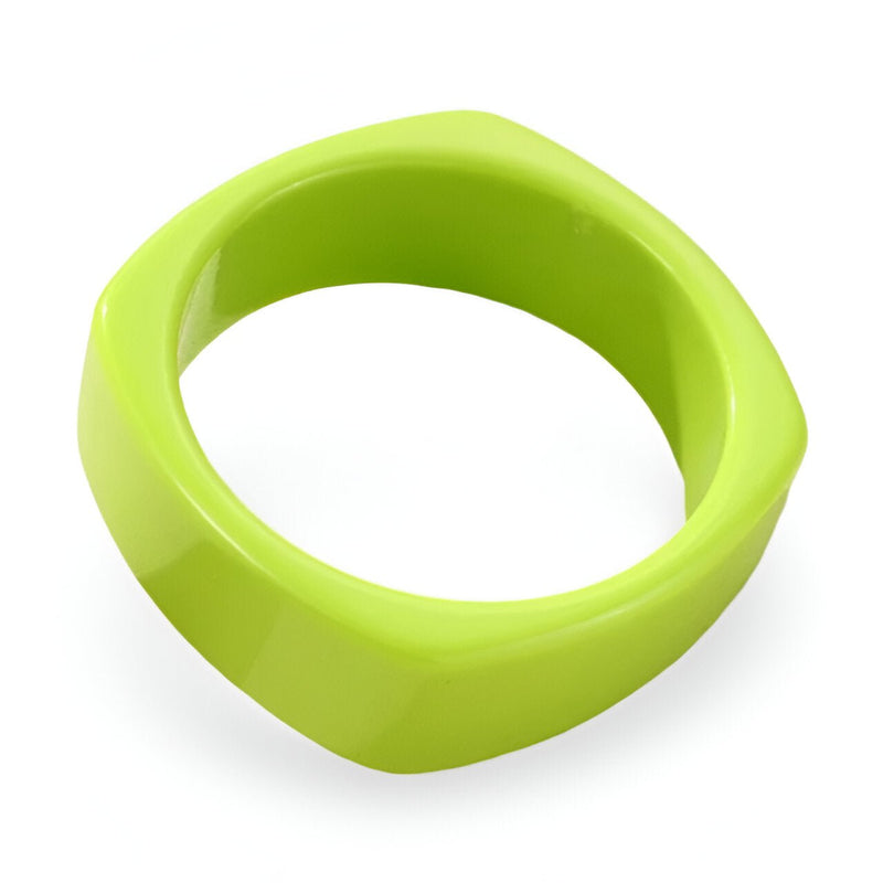 Bracelet jonc large en résine vert anis avec forme carrée aux coins arrondis.