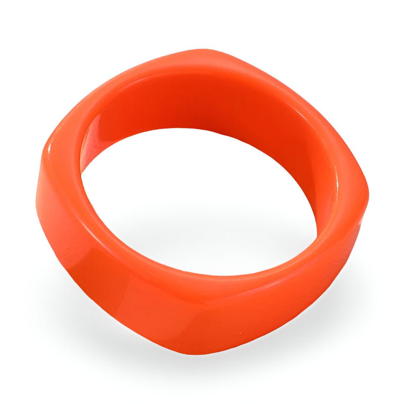Bracelet jonc large en résine orange vif avec forme carrée arrondie pour femme.