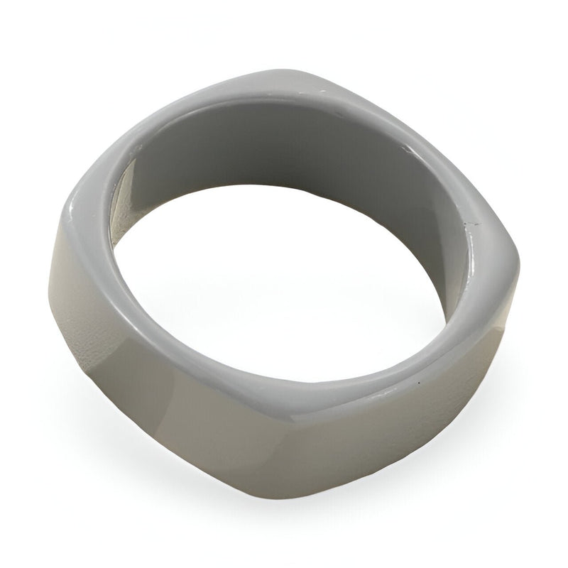 Bracelet jonc large gris en résine pour femme, modèle Orlena, finition lisse et moderne.