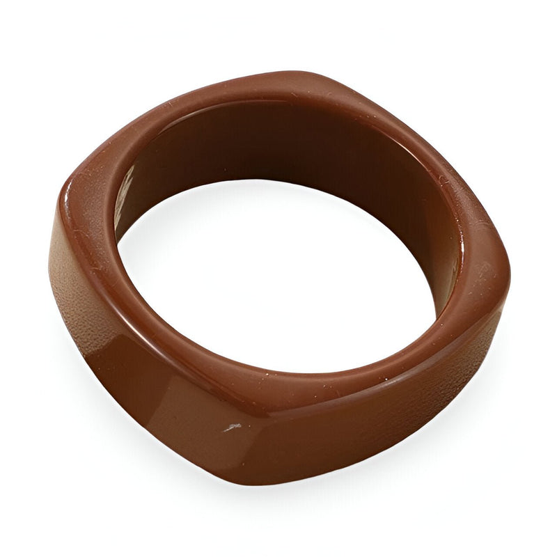 Bracelet jonc large en résine marron avec surface lisse et forme carrée aux bords arrondis.