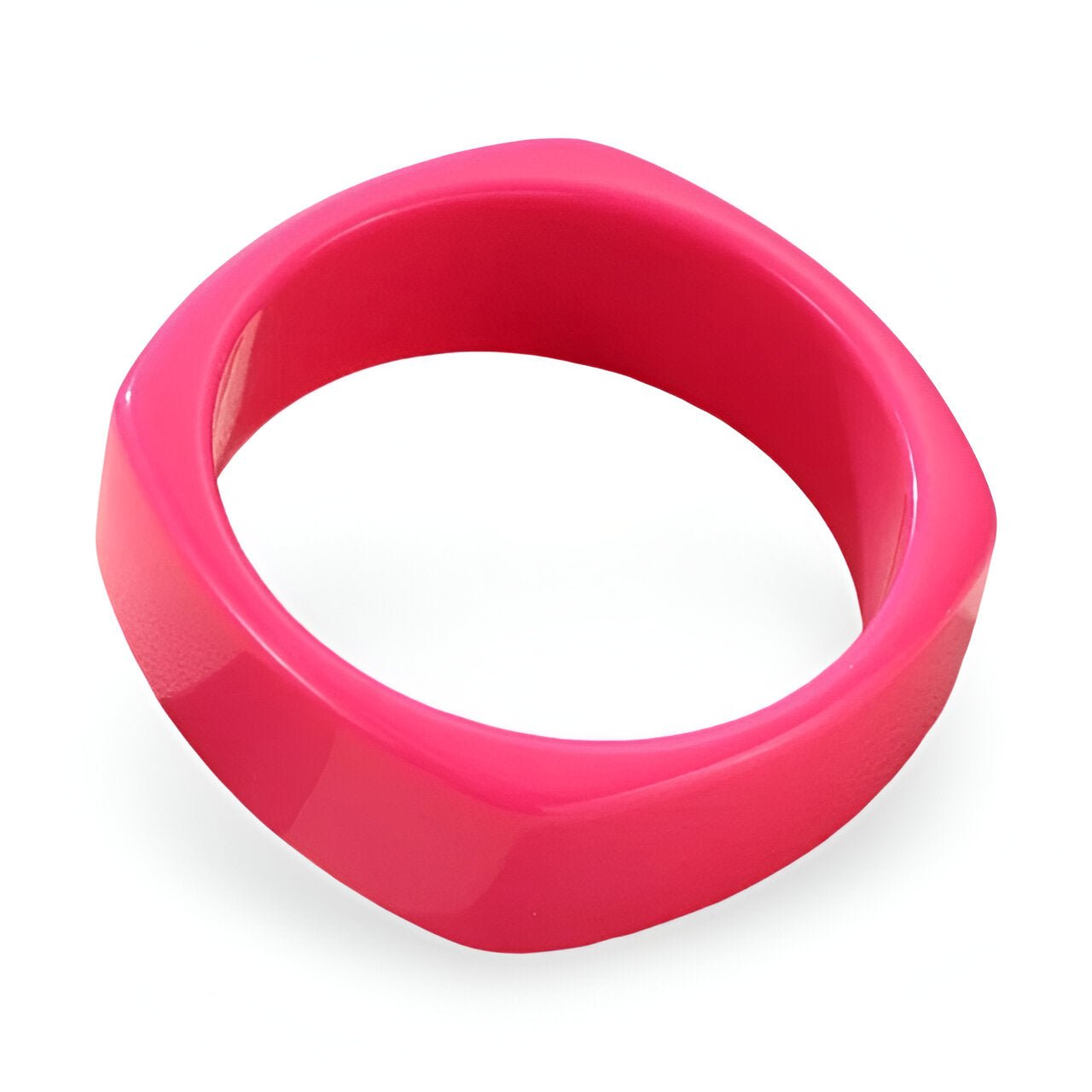Bracelet jonc large en résine rose cerise avec fini brillant et forme légèrement carrée.