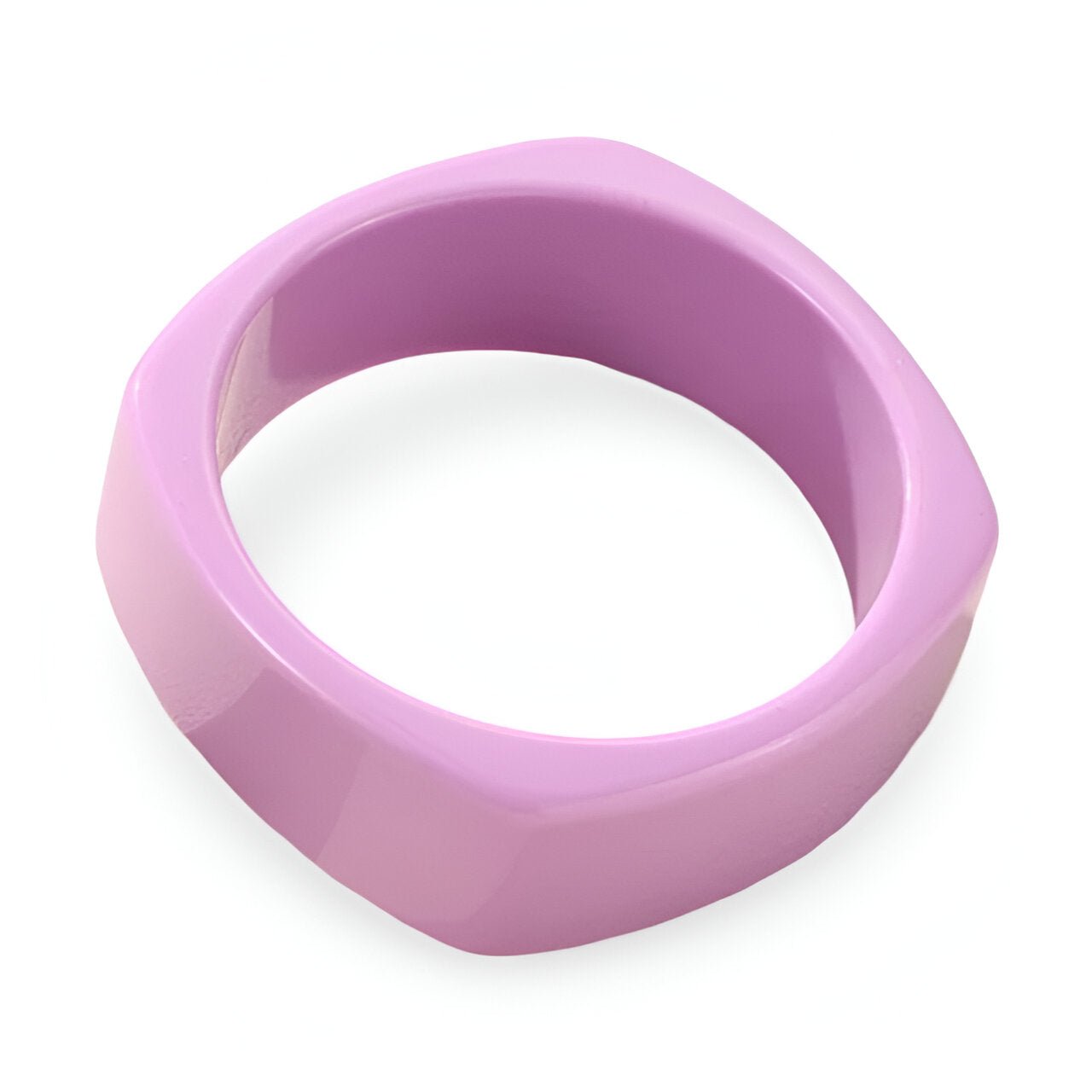 Bracelet jonc large en résine lisse violet clair avec base carrée arrondie.
