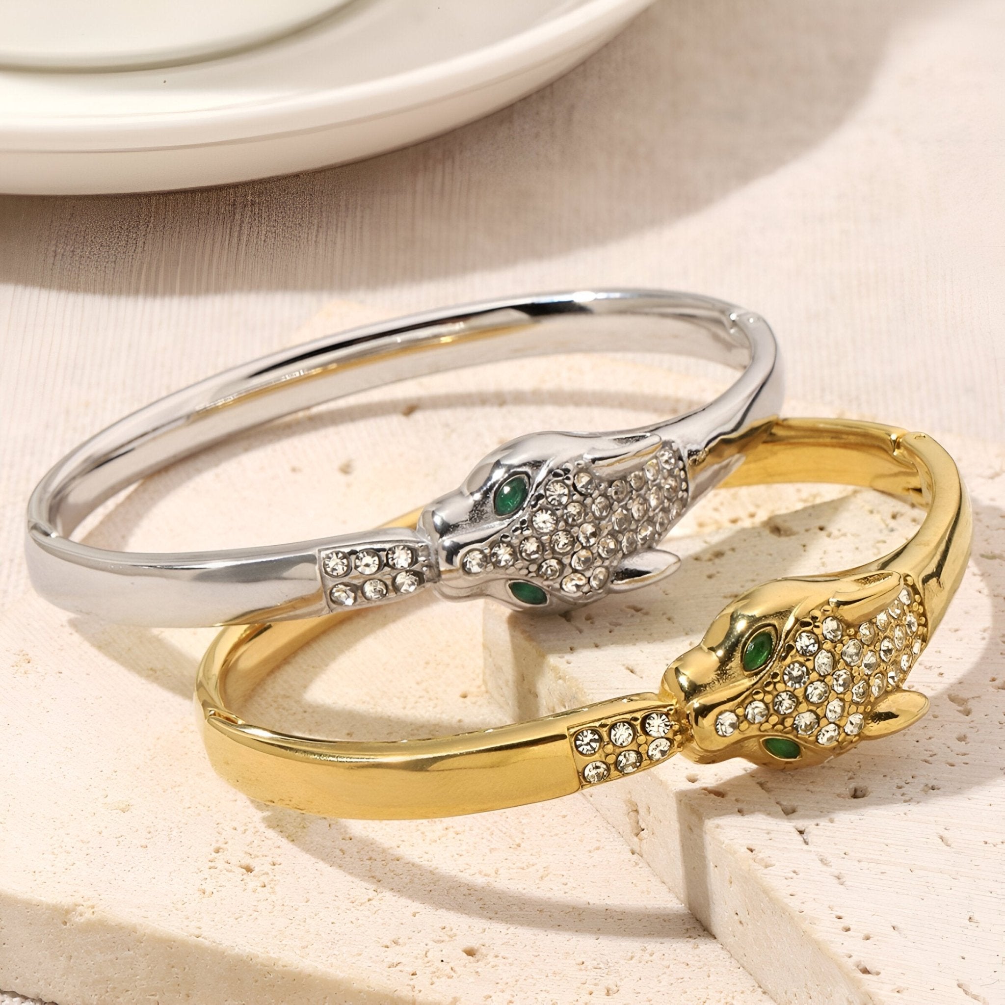 Bracelet jonc en argent avec tête de léopard ornée de cristaux et yeux verts, modèle Kédara .