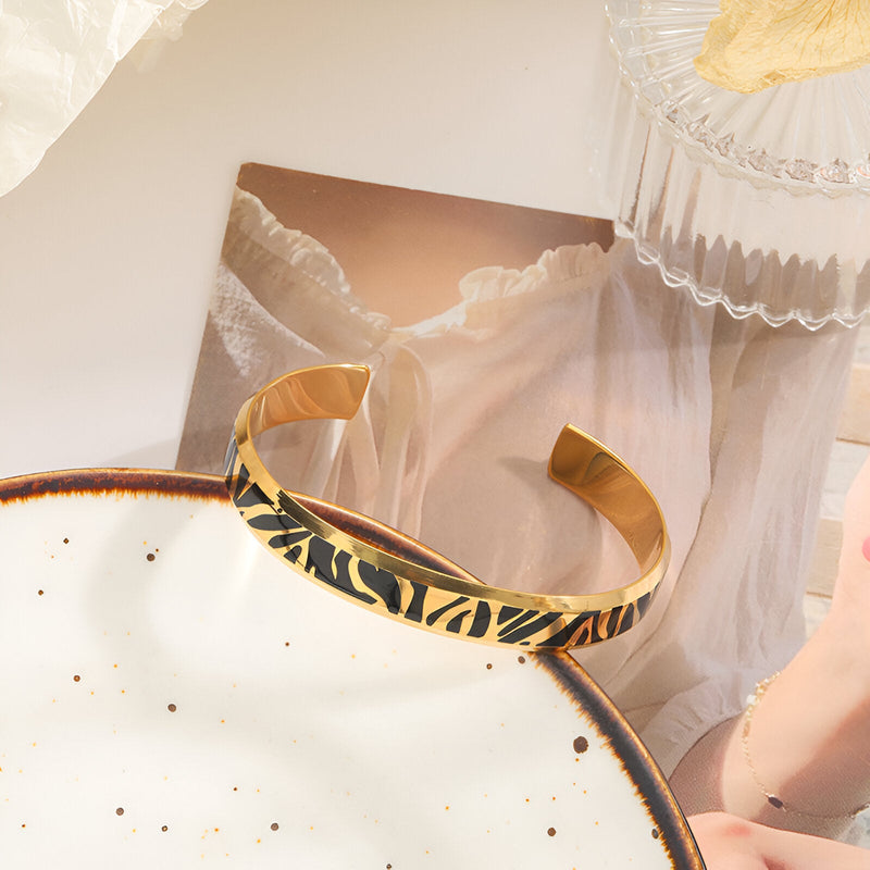 Bracelet jonc en titane or avec motif tigré noir, finition brillante, femme, 8 mm.