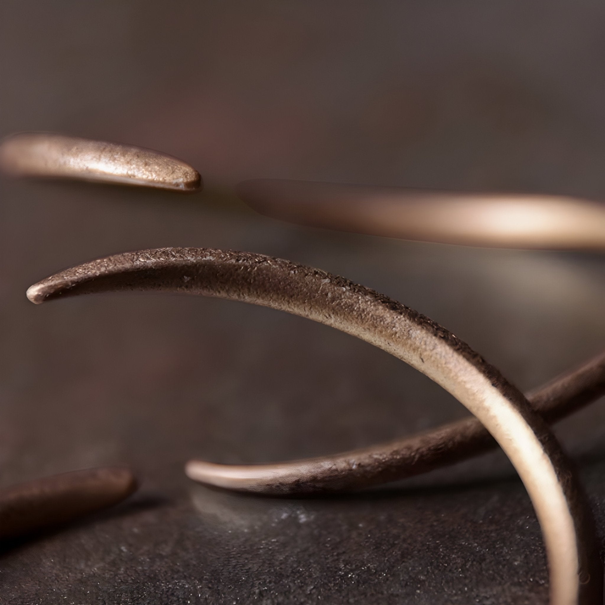 Bracelet jonc torsadé en cuivre patiné, style vintage avec extrémités effilées, modèle Mirza.