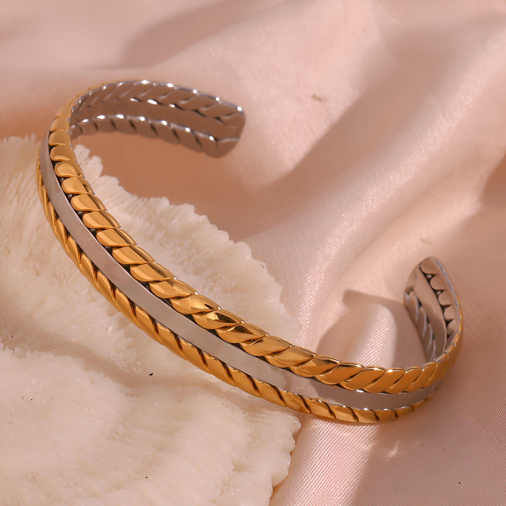 Bracelet jonc, tressage délicat, en acier inoxydable plaqué or, modèle Aglaé - La Boutique du Bracelet