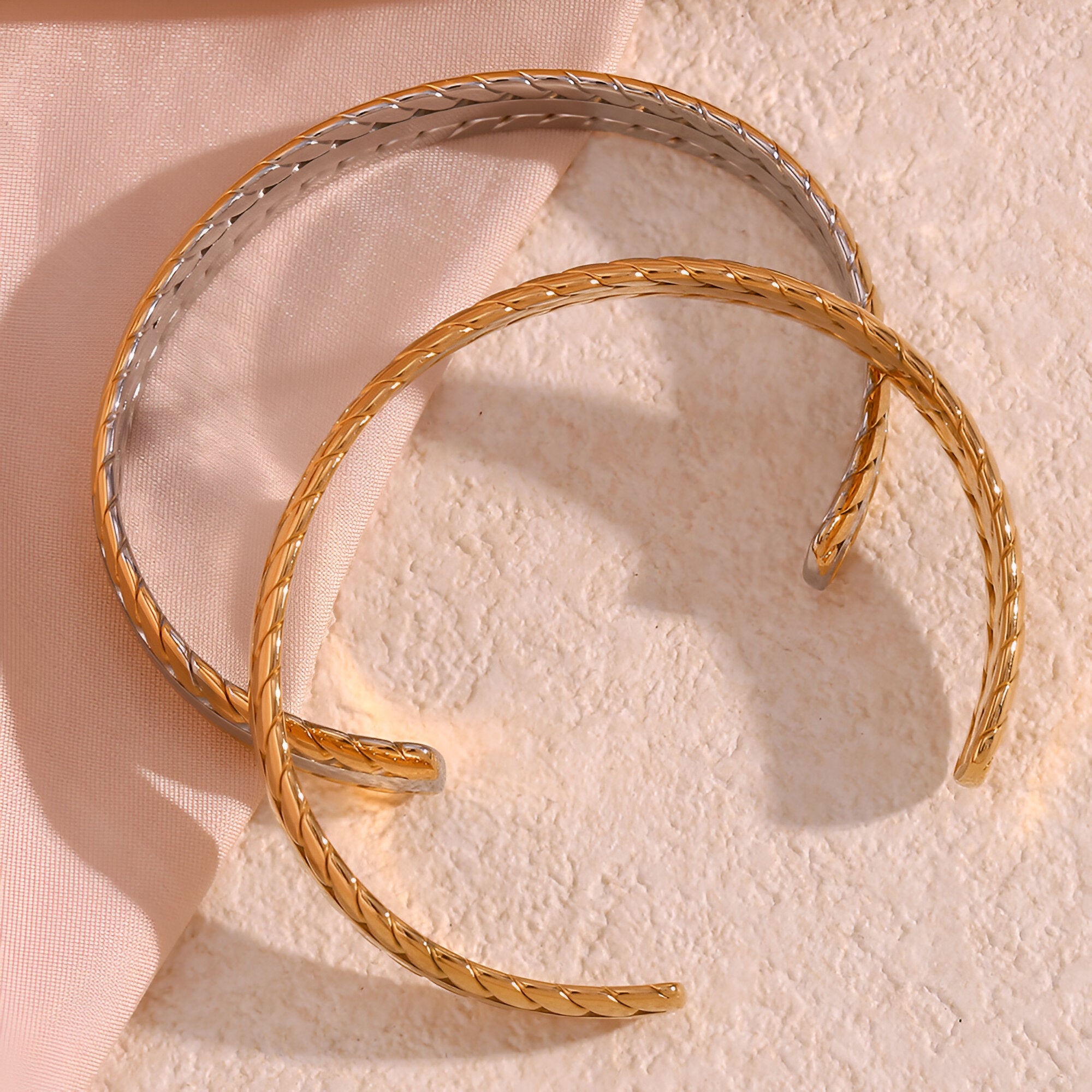 Bracelet jonc, tressage délicat, en acier inoxydable plaqué or, modèle Aglaé - La Boutique du Bracelet
