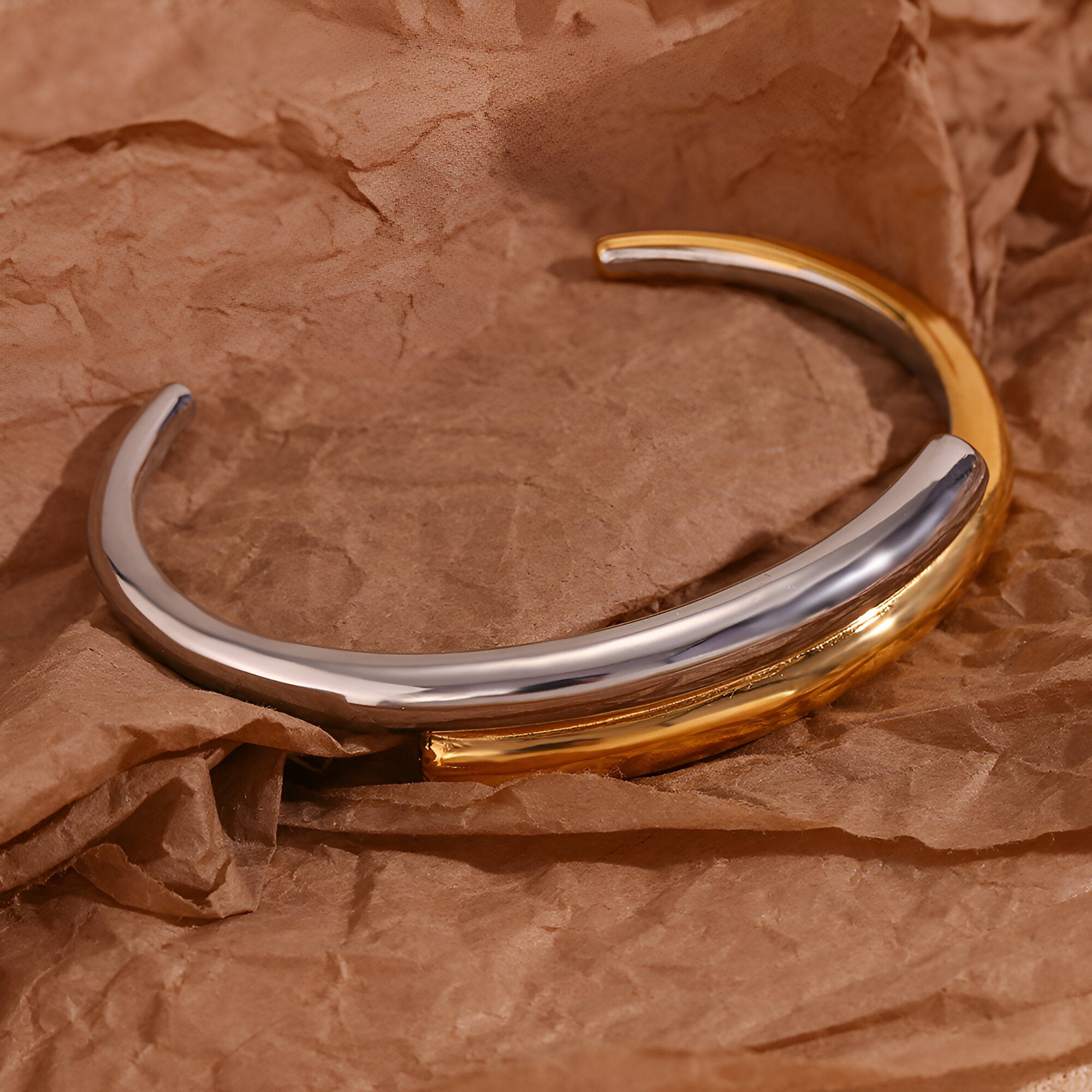 Bracelet jonc bicolore or et argent en acier inoxydable, design minimaliste et élégant.