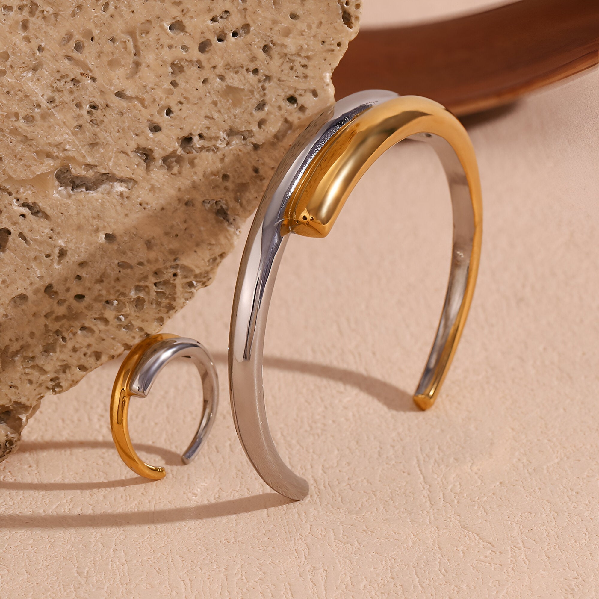 Bracelet jonc ouvert en acier inoxydable bicolore or et argent, design épuré et harmonieux.